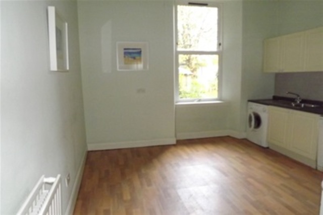 Image of 4 bedroom Flat to rent in Ardgowan Square Greenock PA16 at Greenock Inverclyde Inverclyde, PA16 8ET