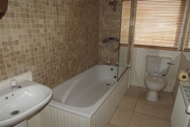  Image of 4 bedroom Flat to rent in Ardgowan Square Greenock PA16 at Greenock Inverclyde Inverclyde, PA16 8ET