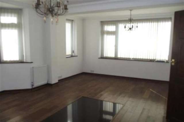 Image of 3 bedroom Detached house to rent in Aspley Park Drive Nottingham NG8 at Nottingham, NG8 3EG