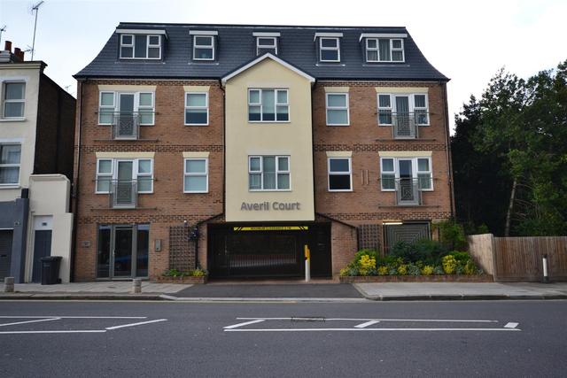  Image of 2 bedroom Property to rent in East End Road London N3 at East End Road  Finchley Central, N3 3QE