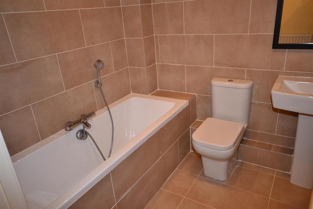  Image of 2 bedroom Property to rent in East End Road London N3 at East End Road  Finchley Central, N3 3QE