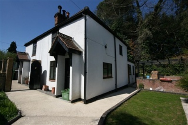  Image of 2 bedroom Detached house to rent in Bath Road Calcot Reading RG31 at Reading, RG31 7QJ