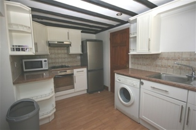  Image of 2 bedroom Detached house to rent in Bath Road Calcot Reading RG31 at Reading, RG31 7QJ