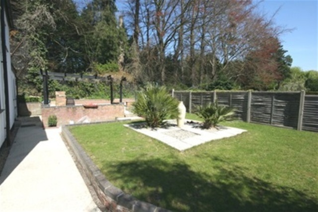  Image of 2 bedroom Detached house to rent in Bath Road Calcot Reading RG31 at Reading, RG31 7QJ