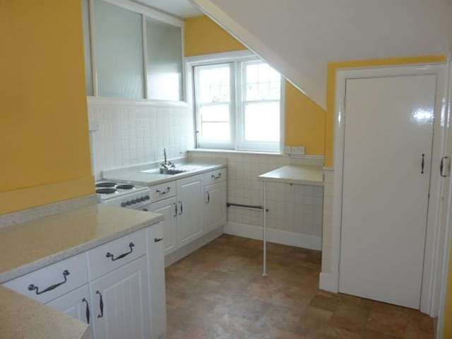  Image of 2 bedroom Flat to rent in Beachy Head Road Eastbourne BN20 at 1 Beachy Head Road  Eastbourne, BN20 7QN