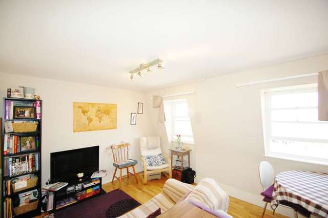  Image of 2 bedroom Semi-Detached house to rent in Bedford Hill London SW12 at Bedford Hill Balham London, SW12 9HW
