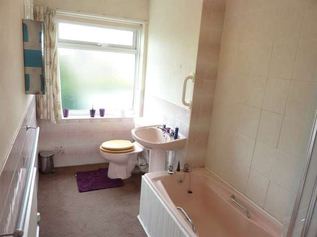  Image of 2 bedroom Apartment for sale in Beechwood Court Dunstable LU6 at Dunstable, LU6 1QA