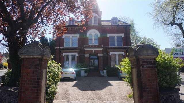  Image of 2 bedroom Apartment for sale in Birdhurst Road South Croydon CR2 at South Croydon Surrey South Croydon, CR2 7EF