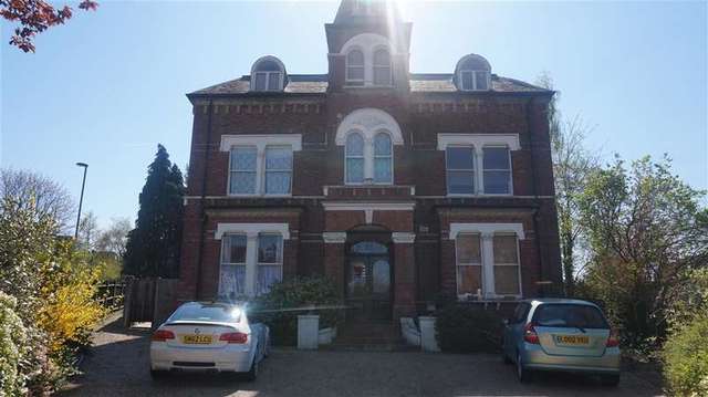  Image of 2 bedroom Apartment for sale in Birdhurst Road South Croydon CR2 at South Croydon Surrey South Croydon, CR2 7EF