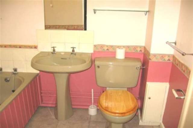  Image of 2 bedroom Flat to rent in Chardsmead Road Bridport DT6 at Bridport, DT6 3EY