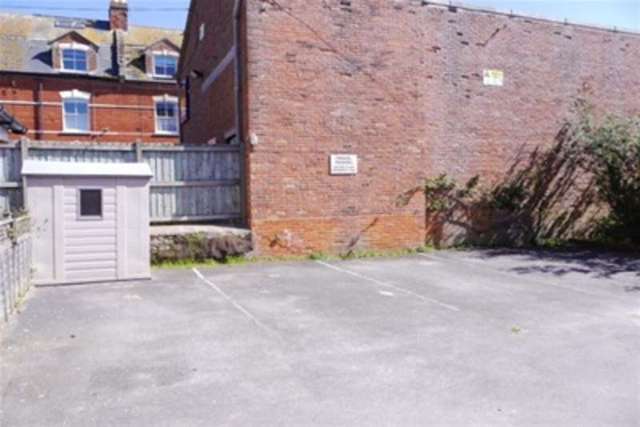  Image of 2 bedroom Flat to rent in Chardsmead Road Bridport DT6 at Bridport, DT6 3EY