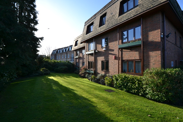  Image of 2 bedroom Property to rent in Woodside Grange Road London N12 at Woodside Grange Road  Woodside Park, N12 8TW