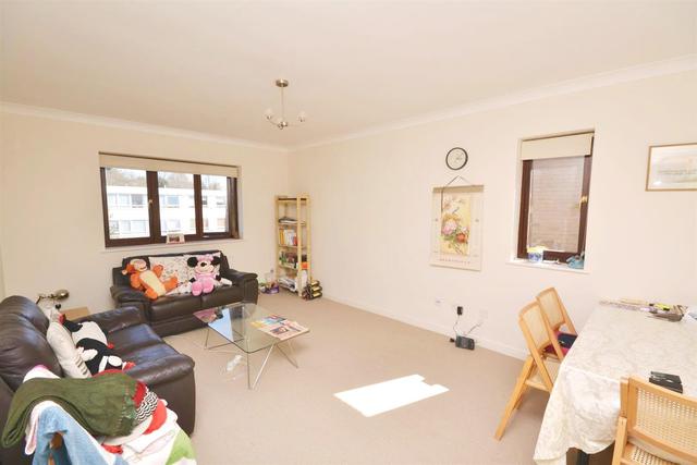  Image of 2 bedroom Property to rent in Woodside Grange Road London N12 at Woodside Grange Road  Woodside Park, N12 8TW