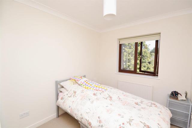  Image of 2 bedroom Property to rent in Woodside Grange Road London N12 at Woodside Grange Road  Woodside Park, N12 8TW