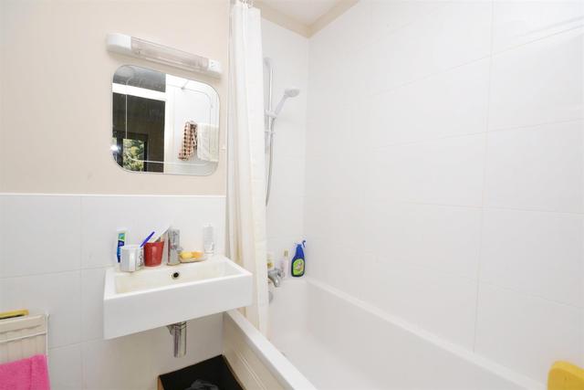  Image of 2 bedroom Property to rent in Woodside Grange Road London N12 at Woodside Grange Road  Woodside Park, N12 8TW
