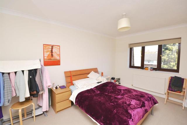  Image of 2 bedroom Property to rent in Woodside Grange Road London N12 at Woodside Grange Road  Woodside Park, N12 8TW