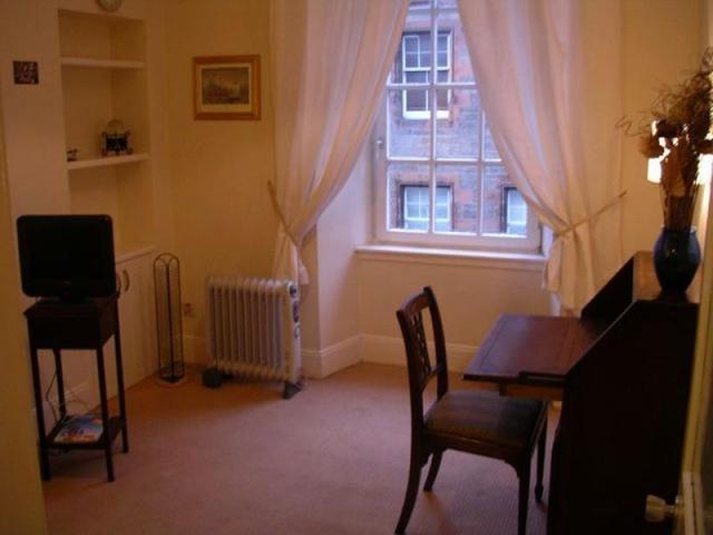  Image of 1 bedroom Flat to rent in Canongate Edinburgh EH8 at Old Town Edinburgh Edinburgh, EH8 8BW