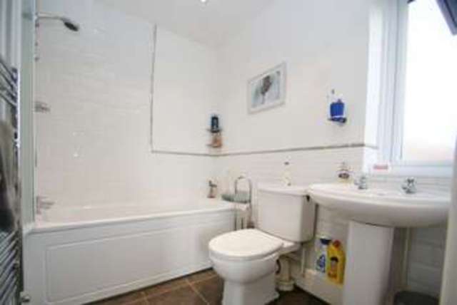  Image of 2 bedroom Flat to rent in Chadwell Heath Lane Chadwell Heath Romford RM6 at Chadwell Heath Lane  Romford, RM6 4AE
