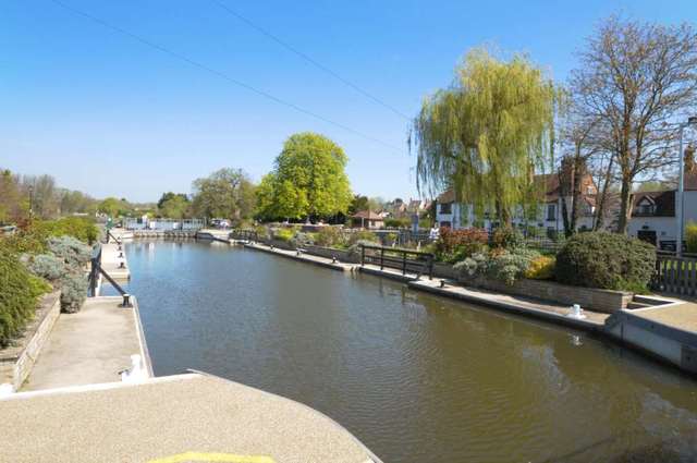  Image of 1 bedroom Apartment to rent in Church Road Sandford-on-Thames Oxford OX4 at Church Road  Oxford, OX4 4YB