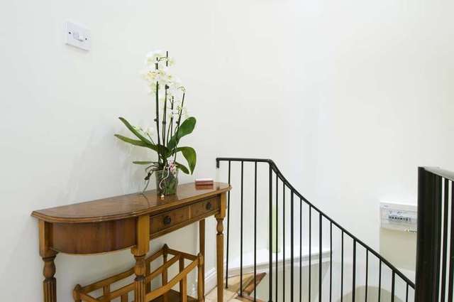  Image of 2 bedroom Ground Flat to rent in Clanricarde Gardens London W2 at Clanricarde Gardens  London, W2 4JW