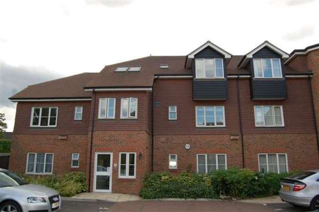  Image of 2 bedroom Apartment to rent in High Path London SW19 at South Wimbledon, SW19 2JX