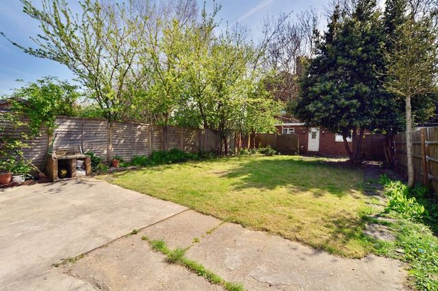  Image of 1 bedroom Flat to rent in Cricklewood Lane London NW2 at Cricklewood Lane Cricklewood London, NW2 2PX