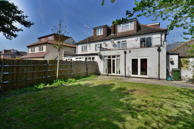  Image of 1 bedroom Flat to rent in Cricklewood Lane London NW2 at Cricklewood Lane Cricklewood London, NW2 2PX
