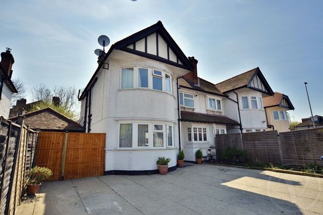  Image of 1 bedroom Flat to rent in Cricklewood Lane London NW2 at Cricklewood Lane Cricklewood London, NW2 2PX