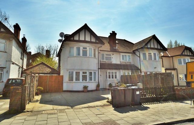  Image of 1 bedroom Flat to rent in Cricklewood Lane London NW2 at Cricklewood Lane Cricklewood London, NW2 2PX