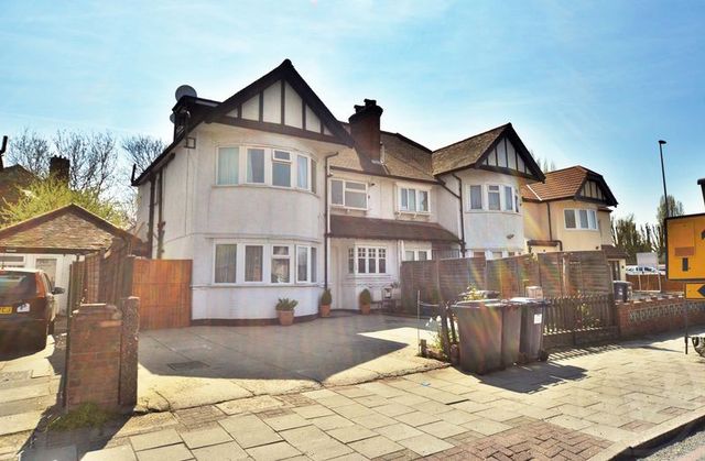  Image of 1 bedroom Flat to rent in Cricklewood Lane London NW2 at Cricklewood Lane Cricklewood London, NW2 2PX
