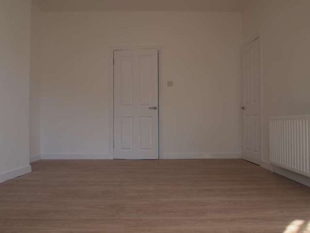  Image of 3 bedroom Flat to rent in Croftwood Avenue Glasgow G44 at Croftwood Avenue Croftfoot Glasgow, G44 5JE
