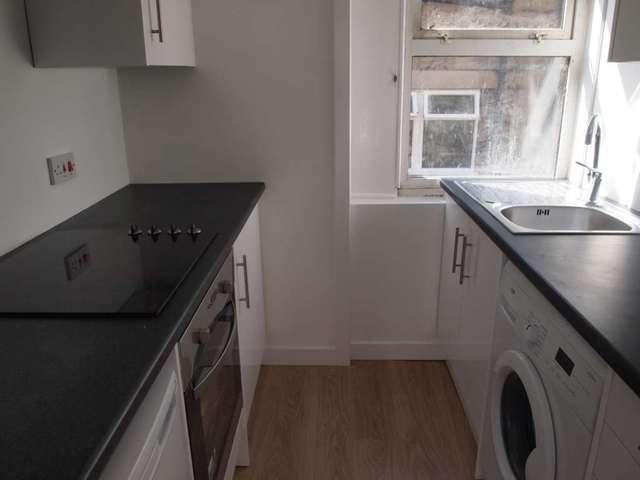  Image of 3 bedroom Flat to rent in Croftwood Avenue Glasgow G44 at Croftwood Avenue Croftfoot Glasgow, G44 5JE