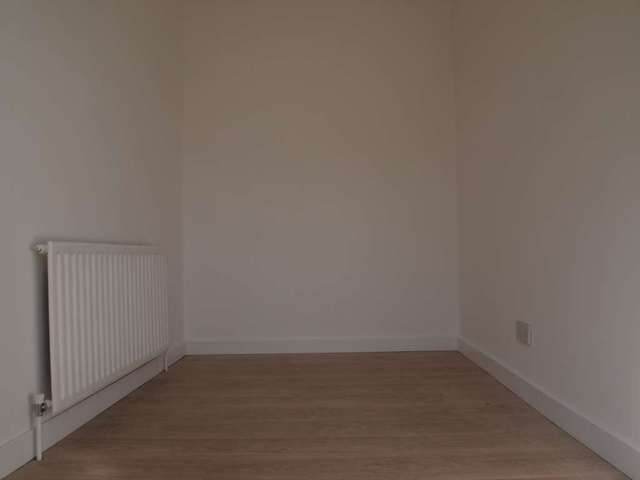  Image of 3 bedroom Flat to rent in Croftwood Avenue Glasgow G44 at Croftwood Avenue Croftfoot Glasgow, G44 5JE