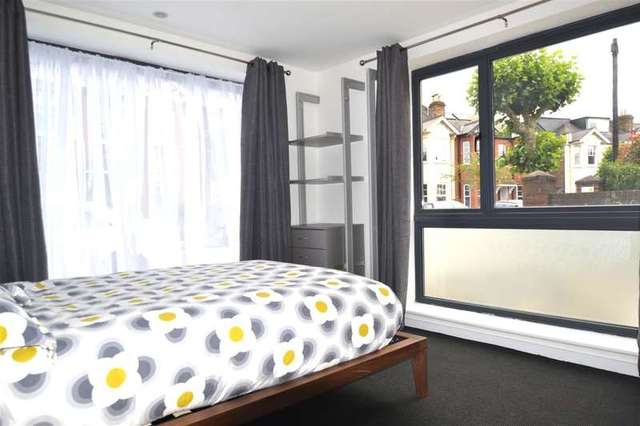  Image of 2 bedroom Apartment to rent in Cromwell Road London SW19 at Haydons Road, SW19 8LE