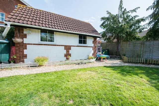  Image of 3 bedroom Semi-Detached house for sale in Dalesford Road Aylesbury HP21 at Dalesford Road  Aylesbury, HP21 9XE