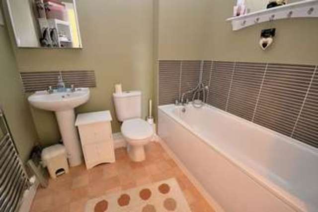  Image of 2 bedroom Flat for sale in Drakes Avenue Leighton Buzzard LU7 at Drakes Avenue  Leighton Buzzard, LU7 3BX