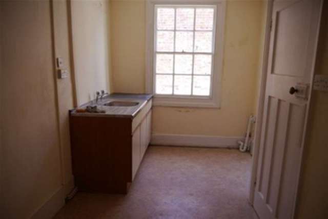  Image of 4 bedroom Flat to rent in East Street Bridport DT6 at Bridport, DT6 3JX