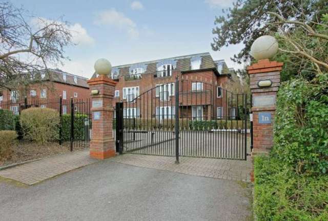  Image of 3 bedroom Ground Flat for sale in Eastbury Avenue Northwood HA6 at 20 Eastbury Avenue  Northwood, HA6 3LN
