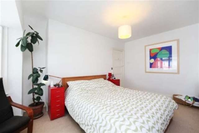  Image of 3 bedroom Semi-Detached house to rent in Ember Gardens Thames Ditton KT7 at Thames Ditton, KT7 0LL