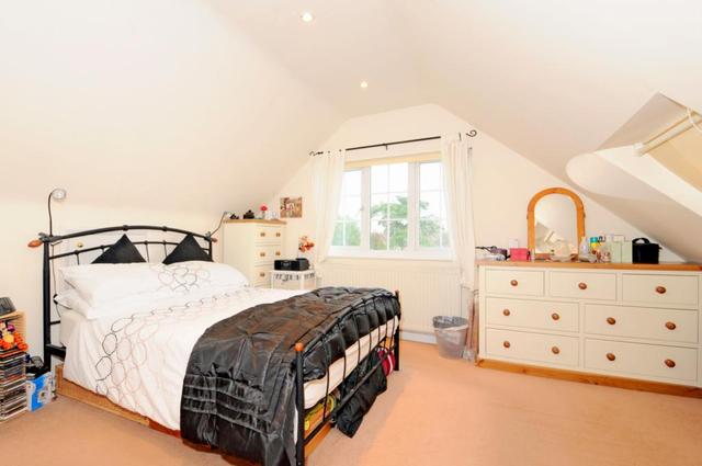  Image of 4 bedroom Detached house to rent in Ember Lane East Molesey KT8 at East Molesey Surrey Surrey, KT8 0BS