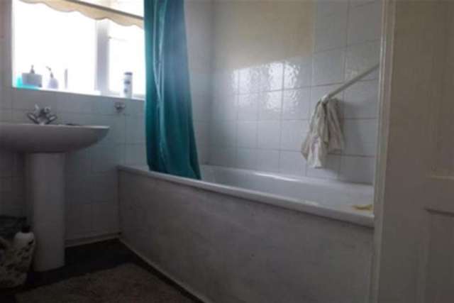  Image of 3 bedroom Semi-Detached house to rent in Foxhays Road Reading RG2 at Reading, RG2 8NN