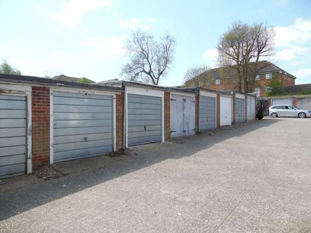  Image of Detached house for sale in Lindenhill Road Bracknell RG42 at Lindenhill Road  Bracknell, RG42 1UT