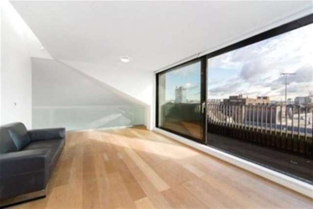  Image of 2 bedroom Penthouse to rent in Great West Road London W6 at London, W6 9AG