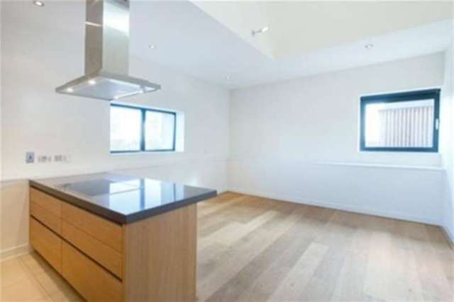  Image of 2 bedroom Penthouse to rent in Great West Road London W6 at London, W6 9AG