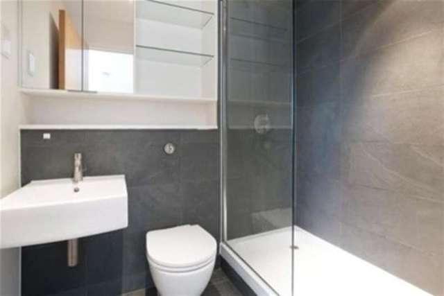  Image of 2 bedroom Penthouse to rent in Great West Road London W6 at London, W6 9AG