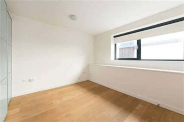 Image of 2 bedroom Penthouse to rent in Great West Road London W6 at London, W6 9AG
