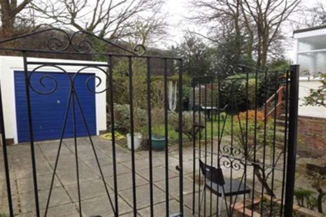  Image of 3 bedroom Bungalow to rent in Oakwood Way Hamble Southampton SO31 at Southampton, SO31 4HJ