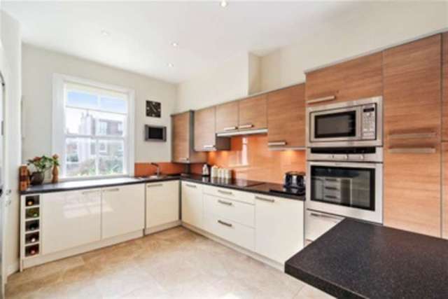  Image of 2 bedroom Flat to rent in Heythorp Street London SW18 at Southfields, SW18 5BT