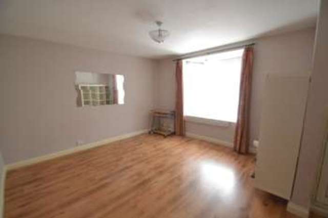  Image of 2 bedroom Terraced house to rent in Hunters Hall Road Dagenham RM10 at Hunters Hall Road  Dagenham, RM10 8HX