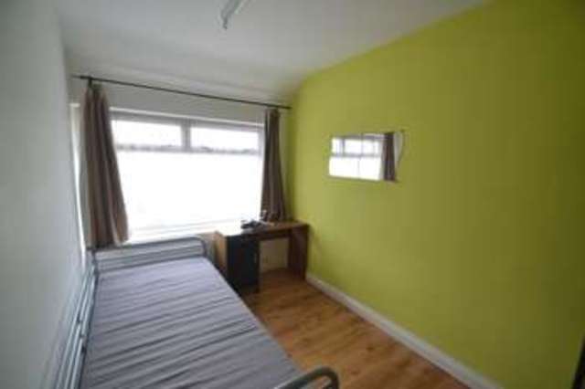  Image of 2 bedroom Terraced house to rent in Hunters Hall Road Dagenham RM10 at Hunters Hall Road  Dagenham, RM10 8HX